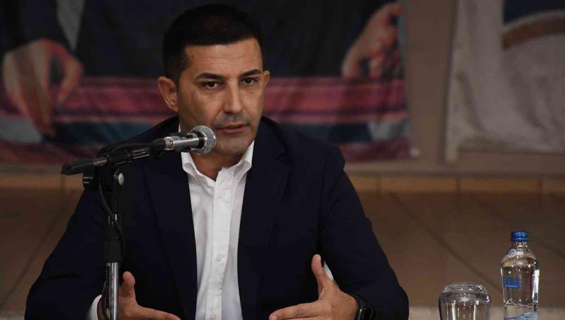 Kuşadası Belediye Başkanı Ömer Günel, CHP'den AKP'ye geçen Özlem Çerçioğlu'nun