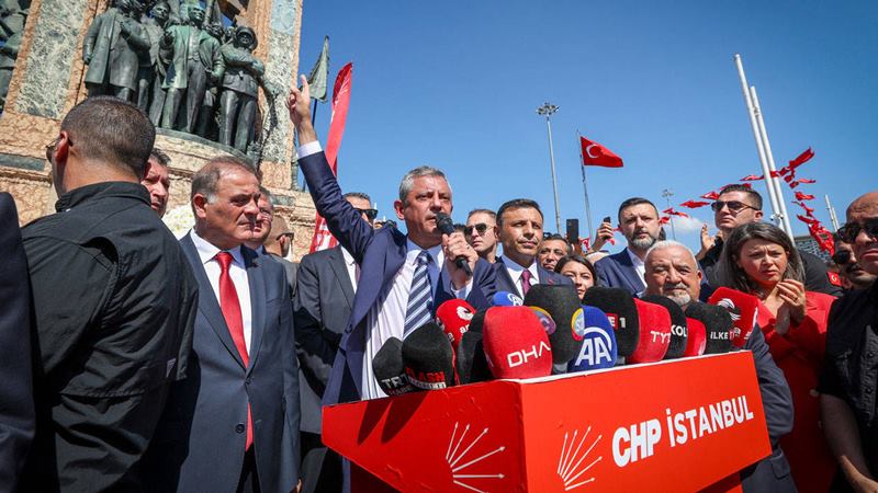 Cumhuriyet Halk Partisi’nin 102. kuruluş yıl dönümünde İstanbul Taksim’deki Atatürk