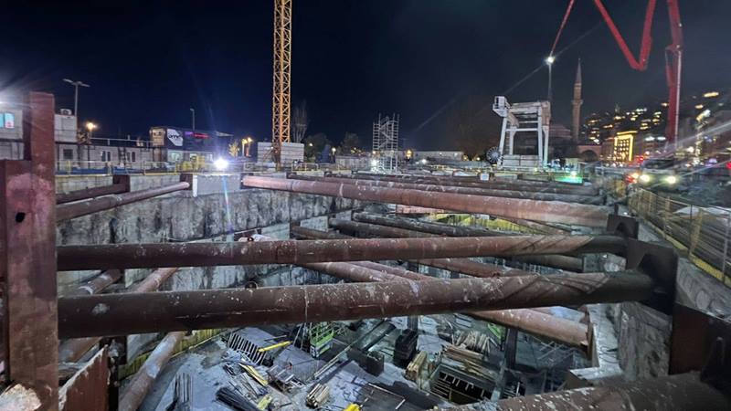 İstanbul Kabataş’ta M7 metro hattı şantiyesinde beton dökümü sırasında iskelenin