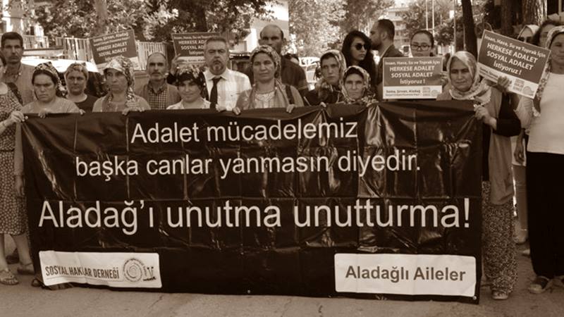 Bir genç okurum annesine şunu soruyor; “Kâğıt, tahta, kömür hatta
