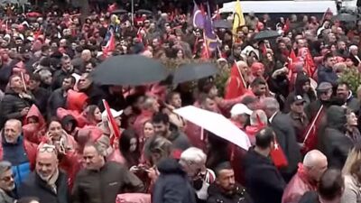 Kentin sokakları bugün kış yağmuru ile dağlardan gelen soğukla karşılanırken,