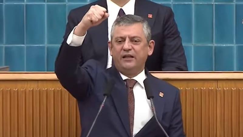 CHP Genel Başkanı Özgür Özel grup toplantısında emekli maaşının asgari