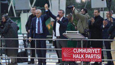 Kucaklaşma buluşmasında “sizin güzelliğinizi, olağanüstülüğünüzü, dayanışmanızı, birlikteliğinizi, özelliğinizi, özgürlüğünüzü lafla