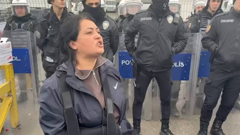Hak aramamızı kendilerine hakaret sayıyorlar. Biz 5 bin işçi ile