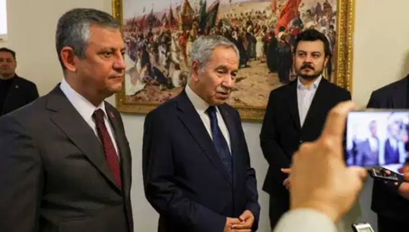 Eski TBMM Başkanı Bülent Arınç, CHP Genel Başkanı Özgür Özel