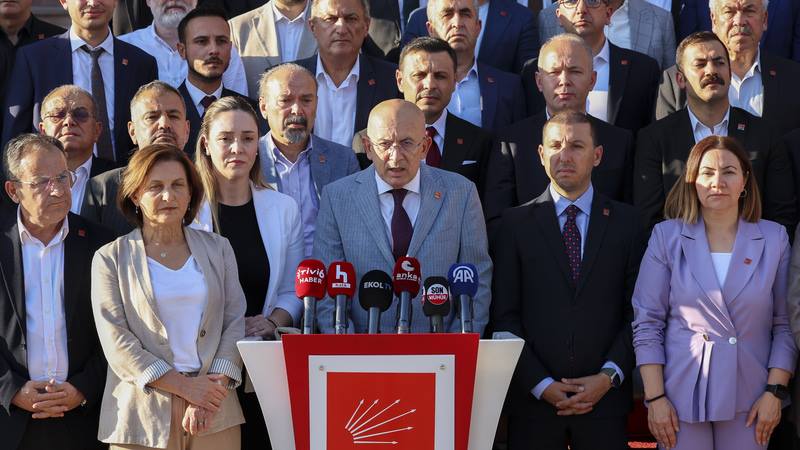 74 il başkanından Genel Merkez önünde ortak açıklama CHP Grup Başkanvekili Murat Emir, il başkanları eşliğinde olağanüstü kurultay