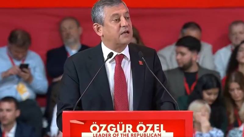 Özgür Özel'in, İspanya'nın Barselona kentinde, Küresel İlerici Seferberlik Liderler Genel