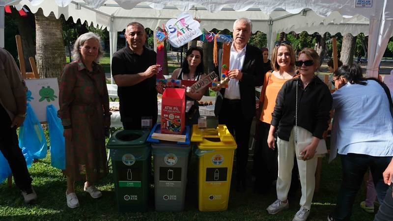 Adana Anakent Belediyesi, Atatürk Parkı’nda düzenlenen Çocuk Festivali kapsamında anlamlı