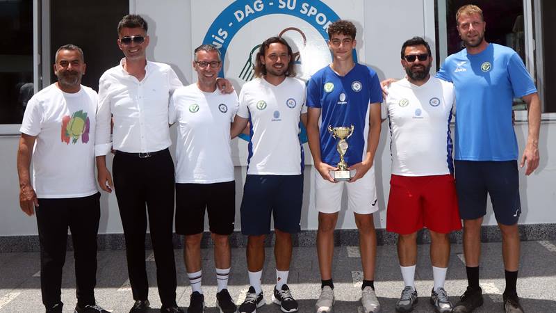 Adana tenis sporunun parlayan yeteneği Kuzey Kerem Bayrak, kazandığı büyük