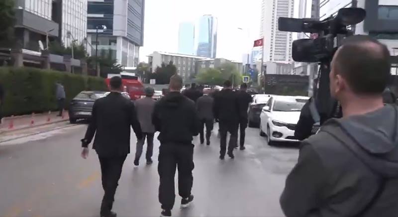 CHP Genel Merkezi önündeki "siyah şapkalı" sivil gruplarla ilgili gerilim