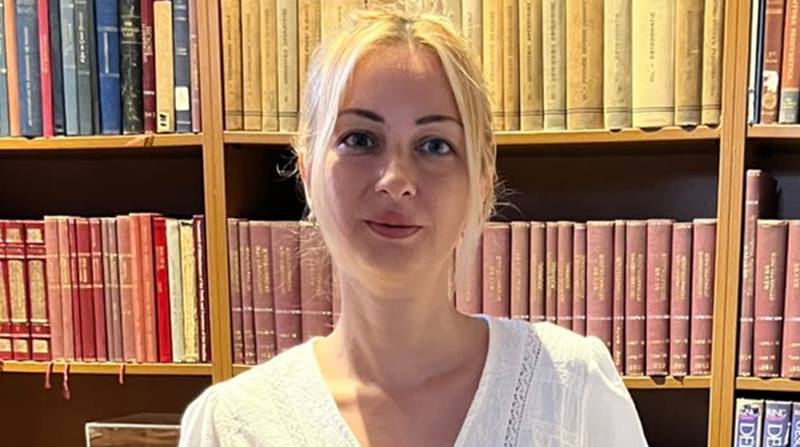 İlk kitabı yayımlanan Ezgi Özkuzucu, 1988 yılında Adana’da doğdu, yaşamını