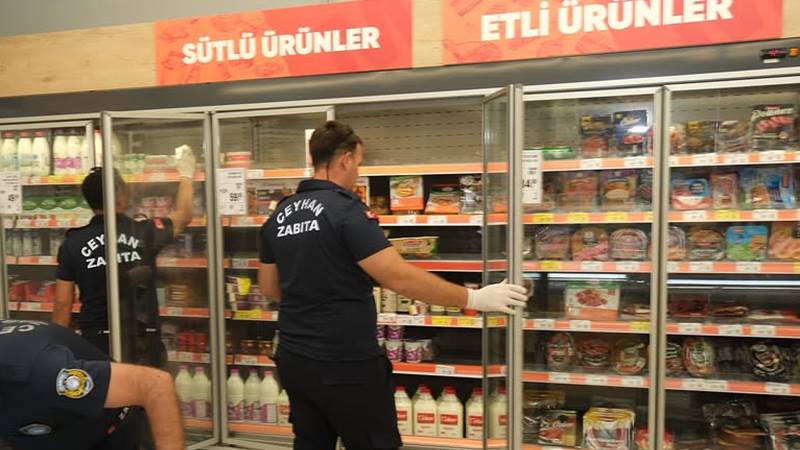 Ceyhan’da zincir marketler denetlendi Ceyhan Belediyesi Zabıta Müdürlüğü ekipleri, halkın sağlıklı, güvenli alışveriş yapabilmesi