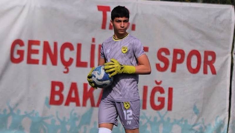 Adana Demirspor altyapısıyla taçlandıran genç eldiven, ardından Adanaspor’a geçerek seçkin