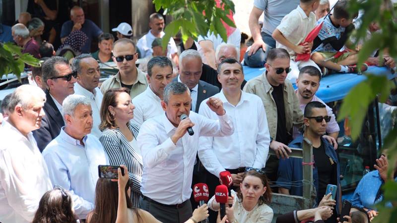CHP'nin seçilmiş Genel Başkanı Özgür Özel, Adana'nın Çukurova ilçesinde yurttaşlarla