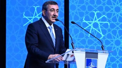 Savunma dışsatımında yeni dönem: İlk 10 ülke hedefleniyor Cumhurbaşkanı Yardımcısı Cevdet Yılmaz, Ankara’da düzenlenen Savunma Sanayii Kurultayı’nda önemli