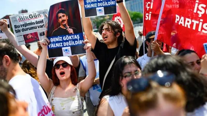 Komedyen Deniz Göktaş'ın tutuklanmasının ardından İstanbul'da hareketli saatler yaşanıyor. 