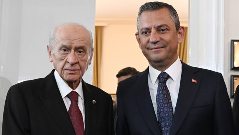 Devlet Bahçeli’den Özgür Özel’in yeni partisi için hazine yardımı önerisi MHP Genel Başkanı Devlet Bahçeli, CHP ayrılarak yeni siyasi parti