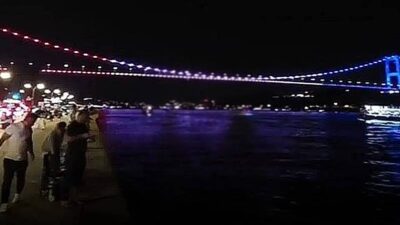 İstanbul Boğazı’nın simgelerinden Fatih Sultan Mehmet Köprüsü, dün akşam saatlerinde