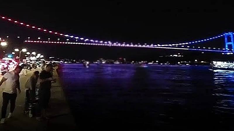 FSM Köprüsü ABD renklerine büründü İstanbul Boğazı’nın simgelerinden Fatih Sultan Mehmet Köprüsü, dün akşam saatlerinde