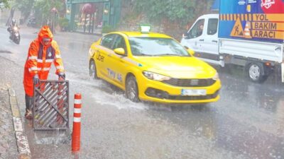 İstanbul'da gece saatlerinden itibaren etkisini artıran sağanak yağış kenti etkisi