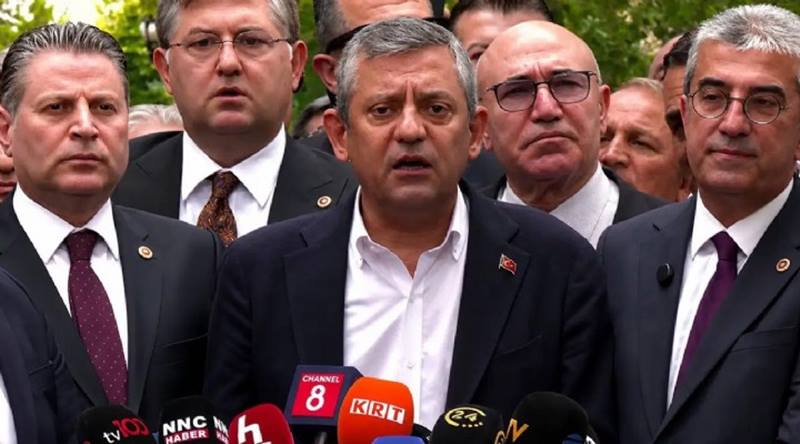 YENİ Parti’nin ilk toplantısı Anadolu Kulübü’nde yapıldı Siyasette sıcak bir gelişme yaşandı. Kurucular Kurulu ilk birleşimini Başkentin