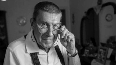 Oyunculuk dönemi boyunca 72 yapımda görev alan, ülkemizde sahne sanatlarının